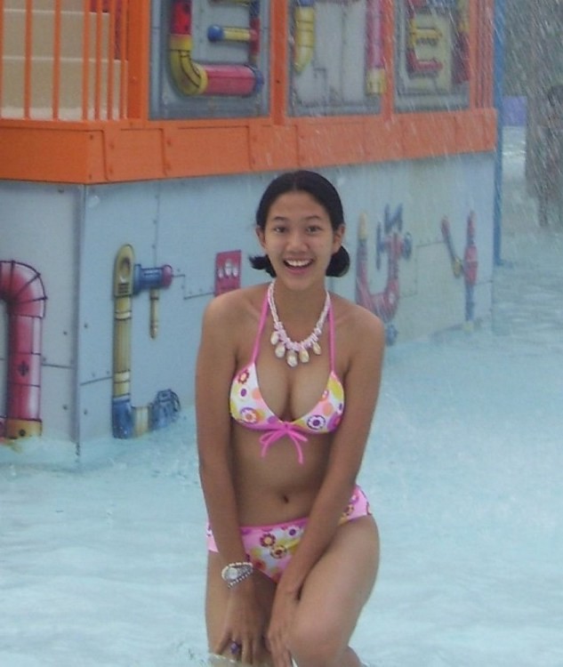 Asiatische Teenie-Nymphe genießt es, ihren süßen und saftigen Körper zu zeigen
 #69875771