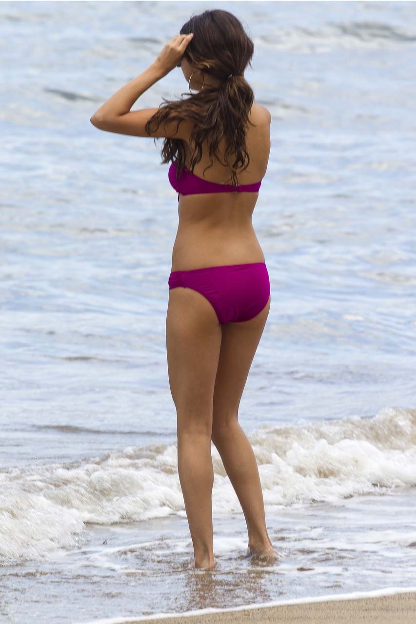 Selena Gomez che espone il suo corpo sexy e culo caldo in bikini sulla spiaggia
 #75302907