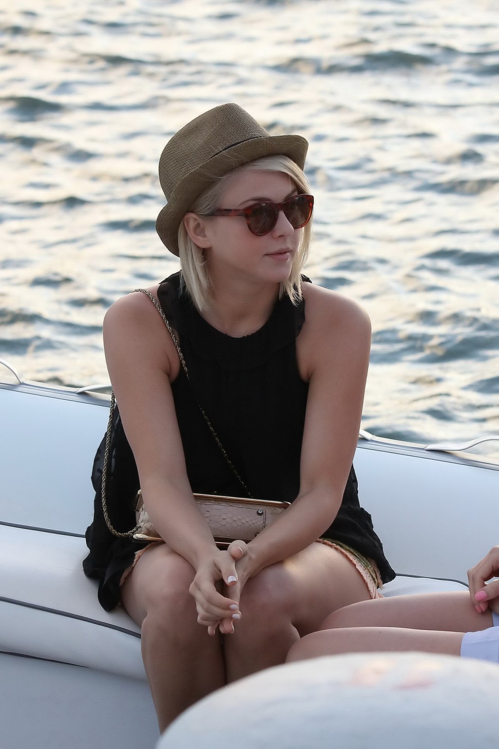 Julianne Hough en vacances à Saint Barthélemy, portant un short très court et un haut moulant.
 #75244565