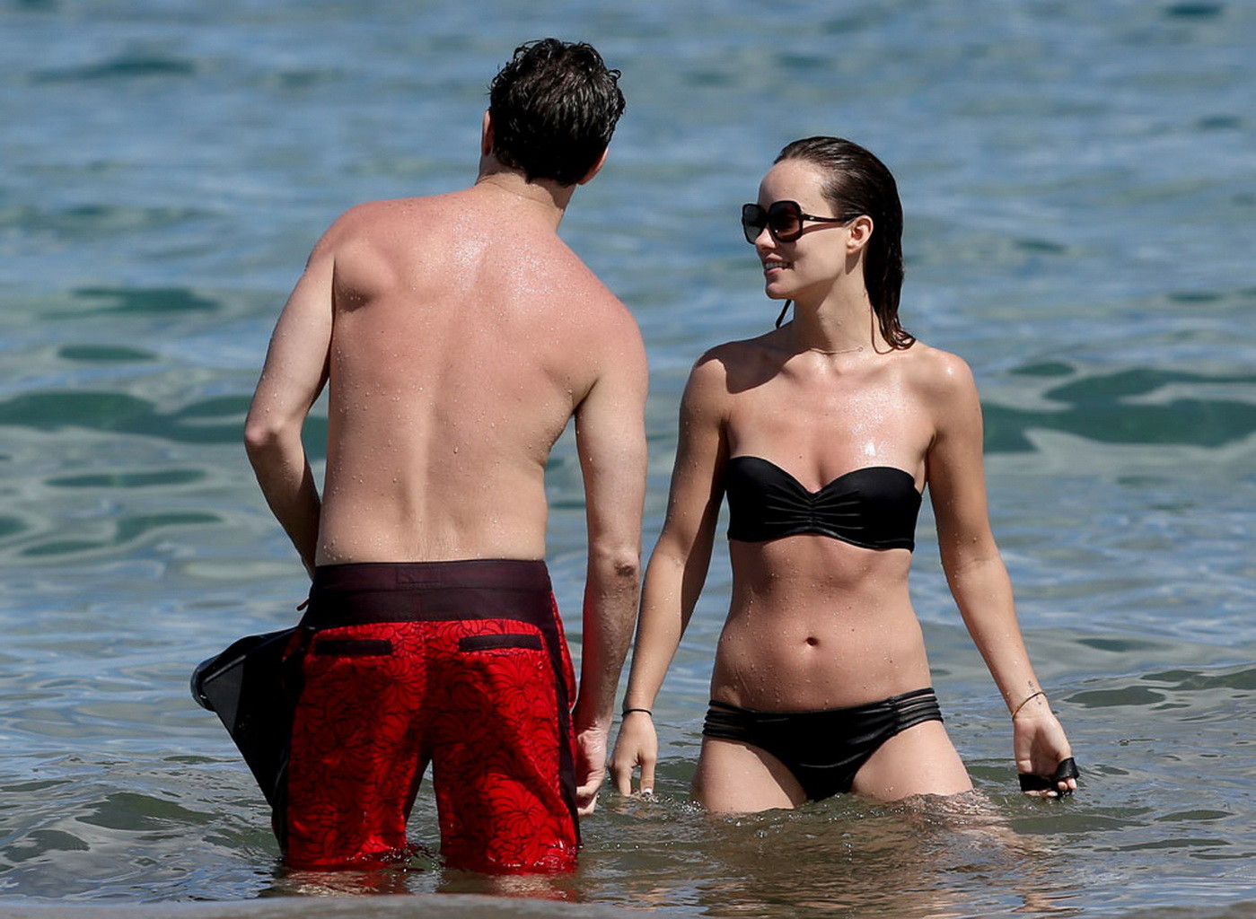 Olivia Wilde così caldo indossando bikini nero tubo mentre paddleboarding in Hawaii
 #75230899