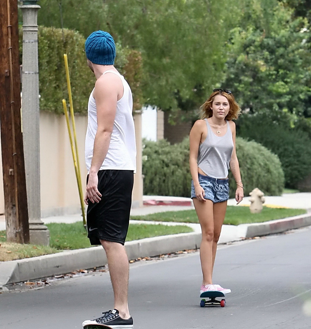 Miley cyrus、ブラジャーなしでスケスケのトップスとデニムのショートパンツを着てスカしながらポッキーを見せる
 #75257402