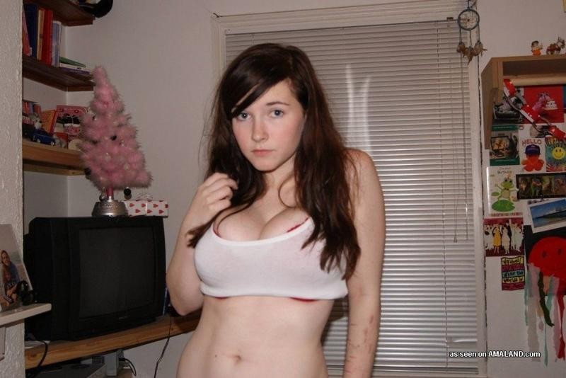 Teenager tettona birichina in posa sexy nella sua camera da letto
 #72942153