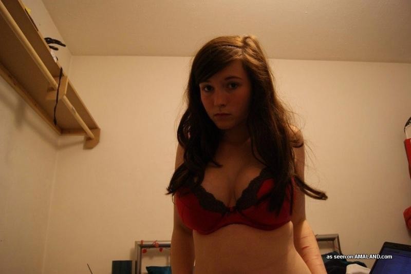 Teenager tettona birichina in posa sexy nella sua camera da letto
 #72942176