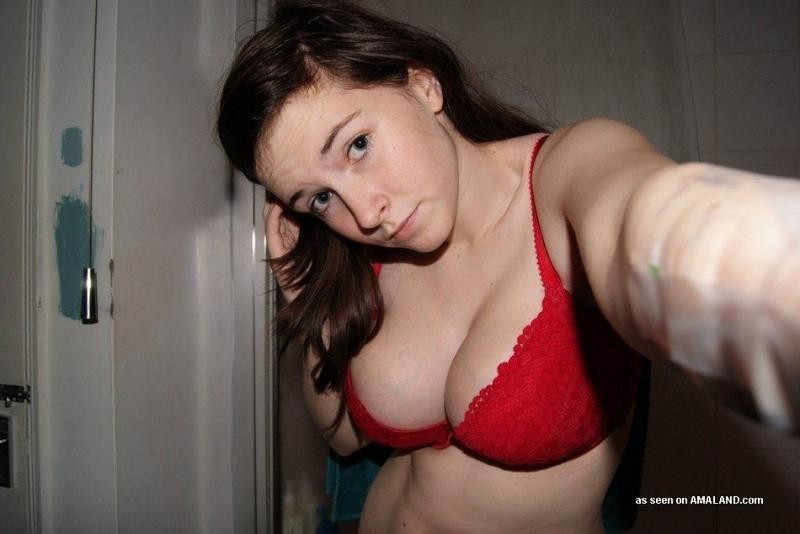 Teenager tettona birichina in posa sexy nella sua camera da letto
 #72942188