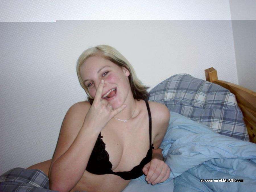 Foto casalinga di ragazza amatoriale ubriaca in topless in perizoma
 #78657448