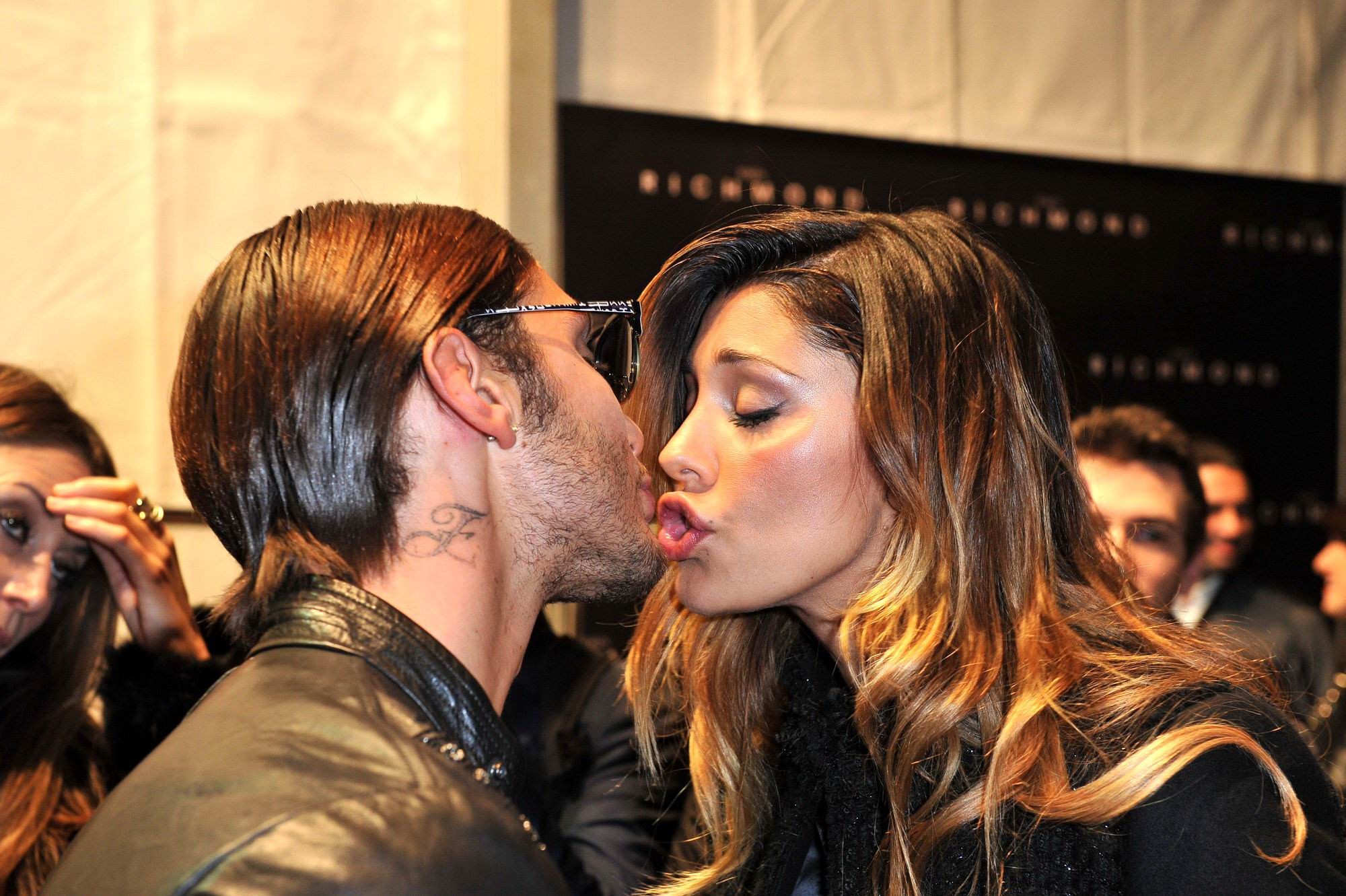 Belen rodriguez blinkt ihr weißes Höschen in Mailand
 #75243411