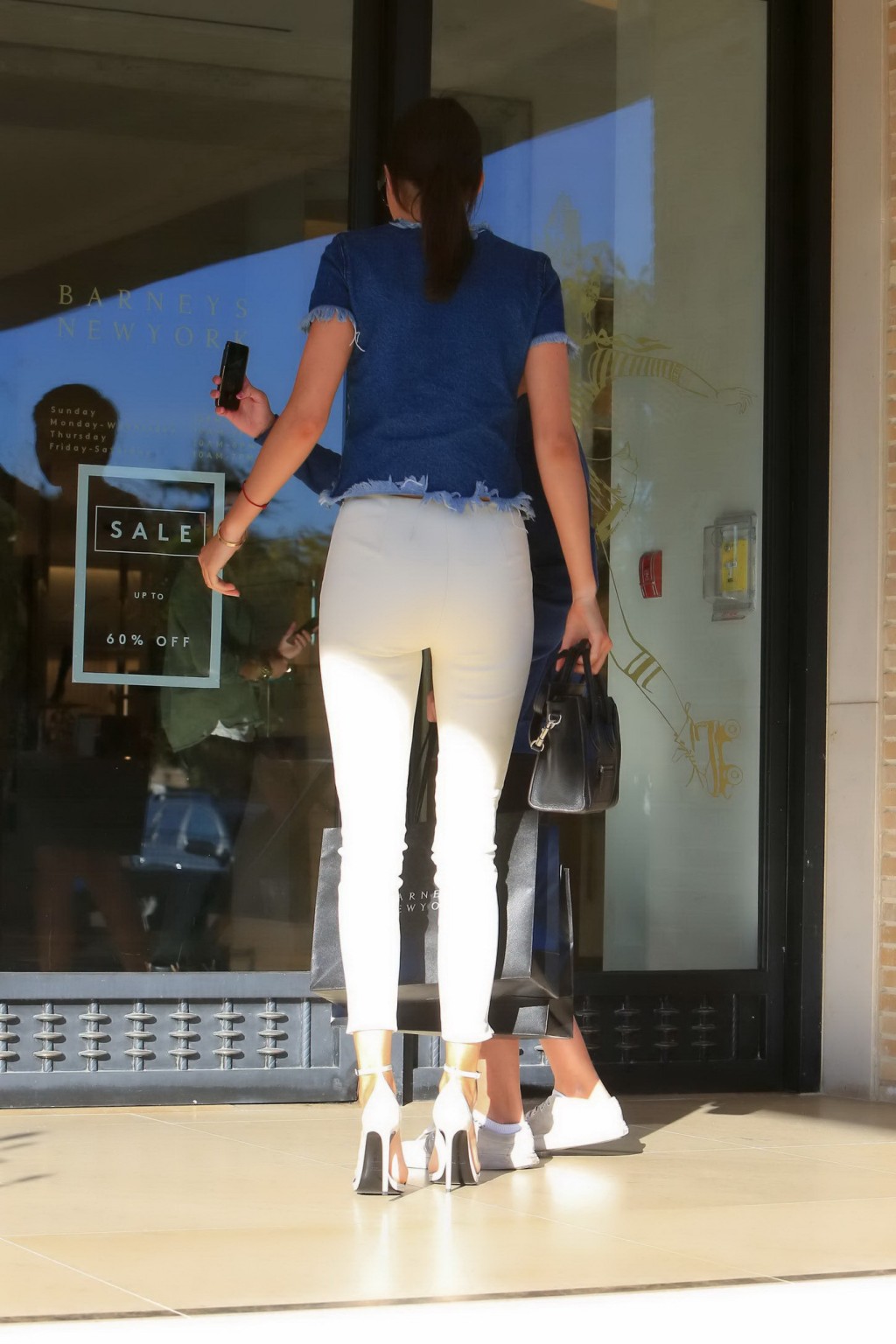 Kendall jenner enseñando el culo con unos pantalones blancos ajustados y un top vaquero mientras va de compras en 
 #75177167