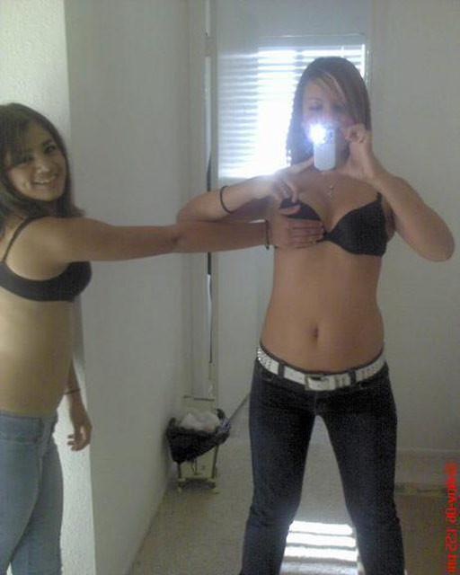 Novias jóvenes amateurs tomándose autofotos desnudas
 #77071082