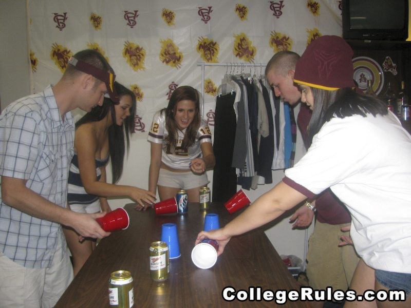 Einige betrunkene Studentinnen spielen mit allen verfügbaren Schwänzen
 #74807218