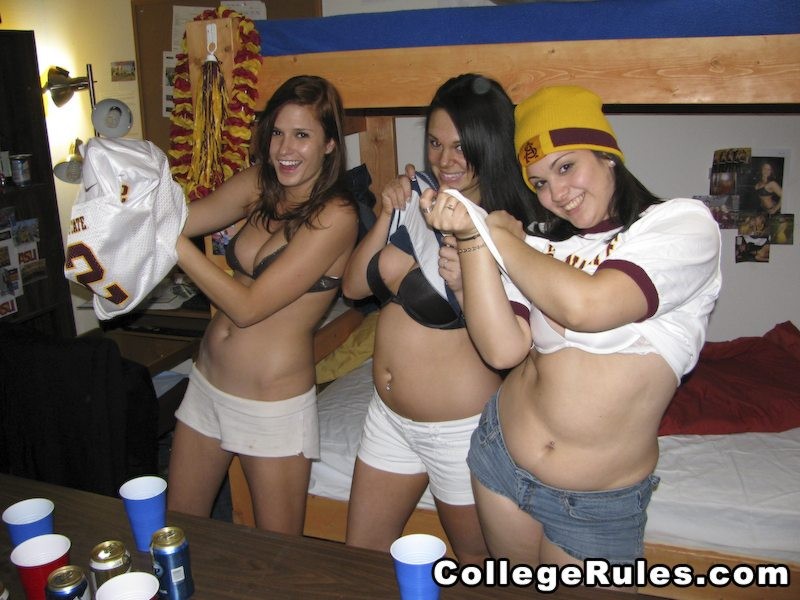 Einige betrunkene Studentinnen spielen mit allen verfügbaren Schwänzen
 #74807253