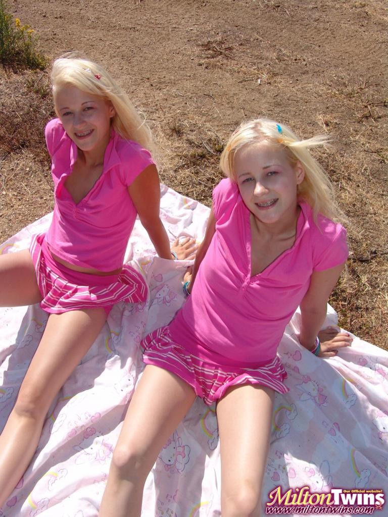 Hermanas jóvenes al aire libre jugando con coños rosados
 #79019908