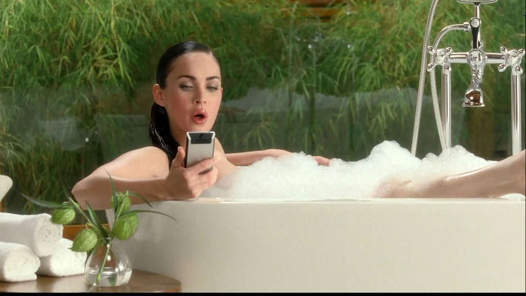 Megan fox catturato in topless durante le riprese e in posa sexy
 #75353894