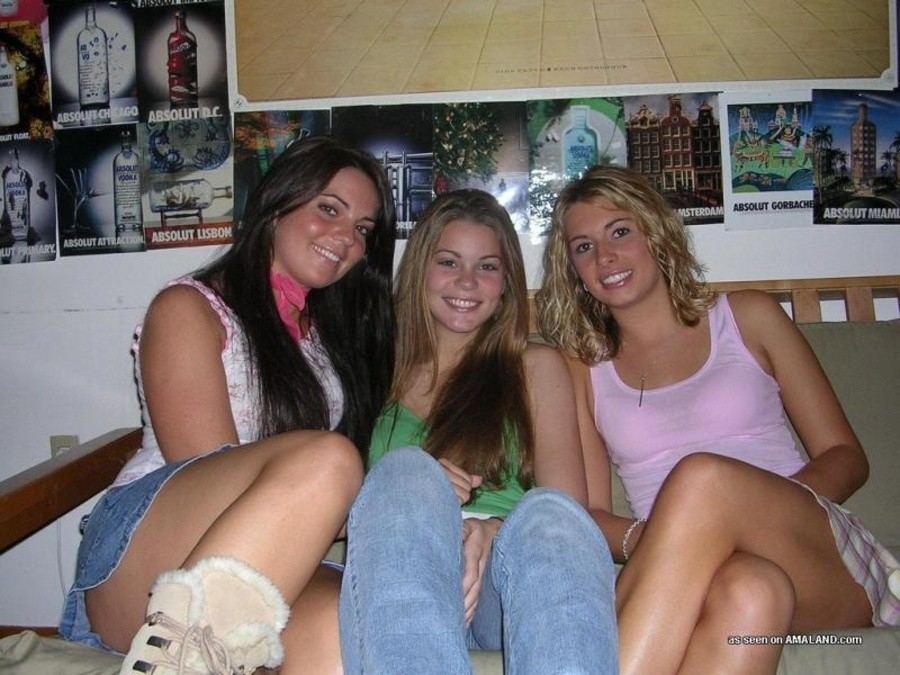 Photos d'amies amatrices sexy posant en webcam
 #67559842