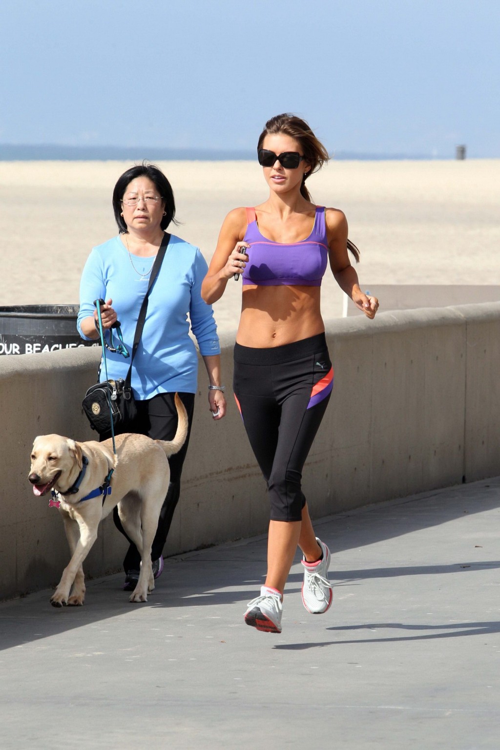 Audrina patridge en soutien-gorge de sport et collants en train de faire son jogging sur la plage à la... #75274279