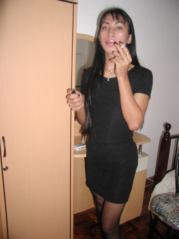 Ladyboy in calze che fuma il sigaro
 #79264131