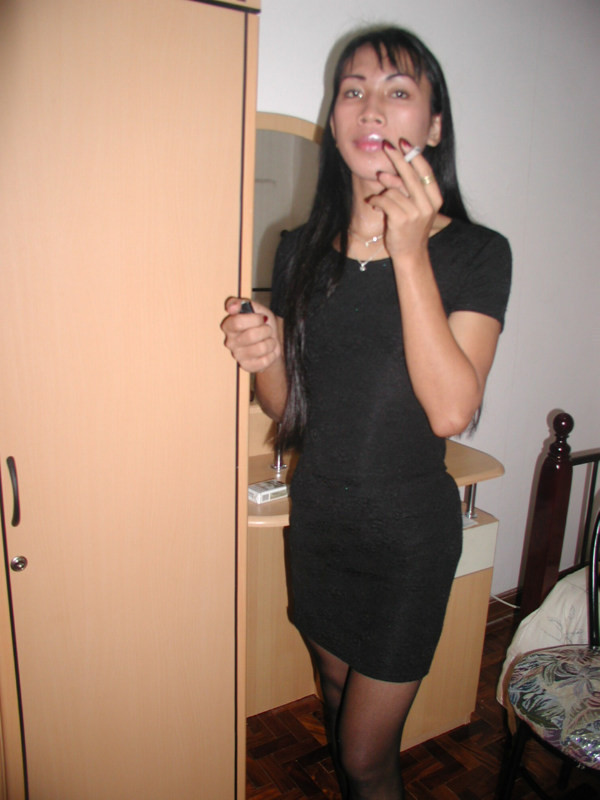 Jeune fille en bas fumant un cigare
 #79264131