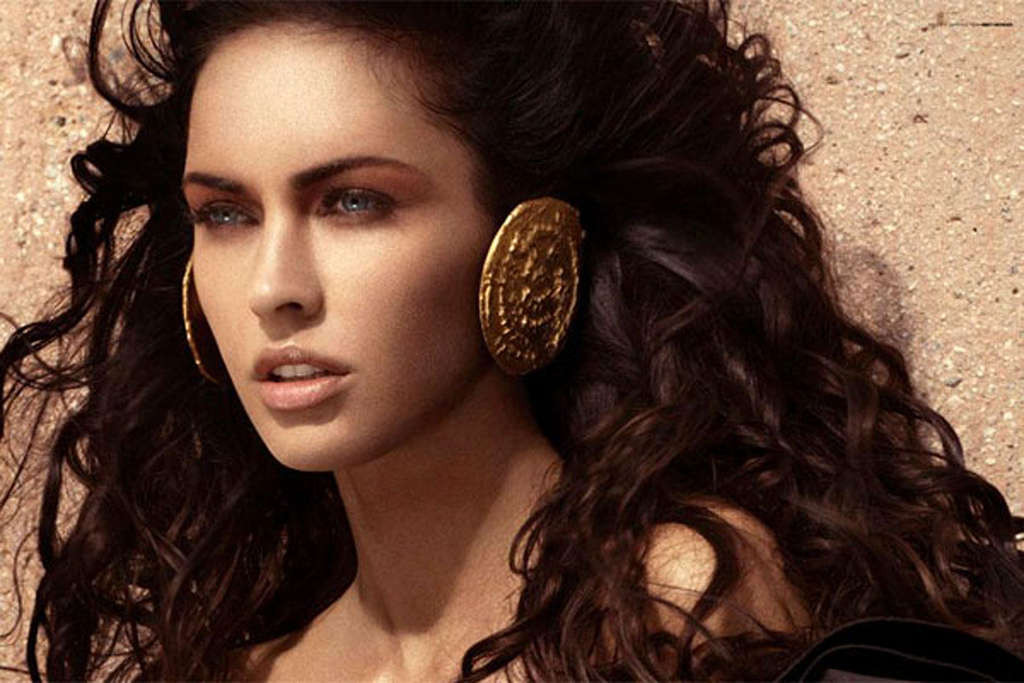 Megan fox sieht sexy aus als chearleeder und entblößt ihre titten
 #75371991