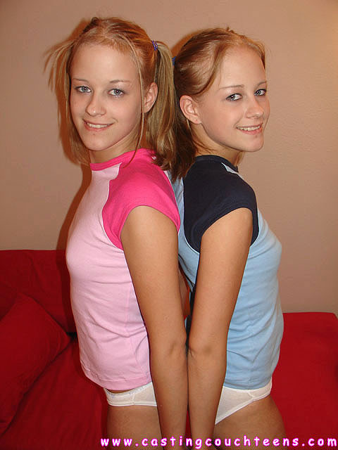 Gemelas rubias jóvenes comparten una polla gorda para un tiro en la fama
 #67139768