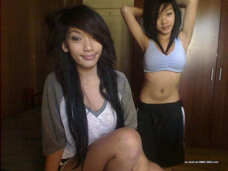 Photos d'une jeune femme asiatique sexy posant avec sa copine.
 #69791239