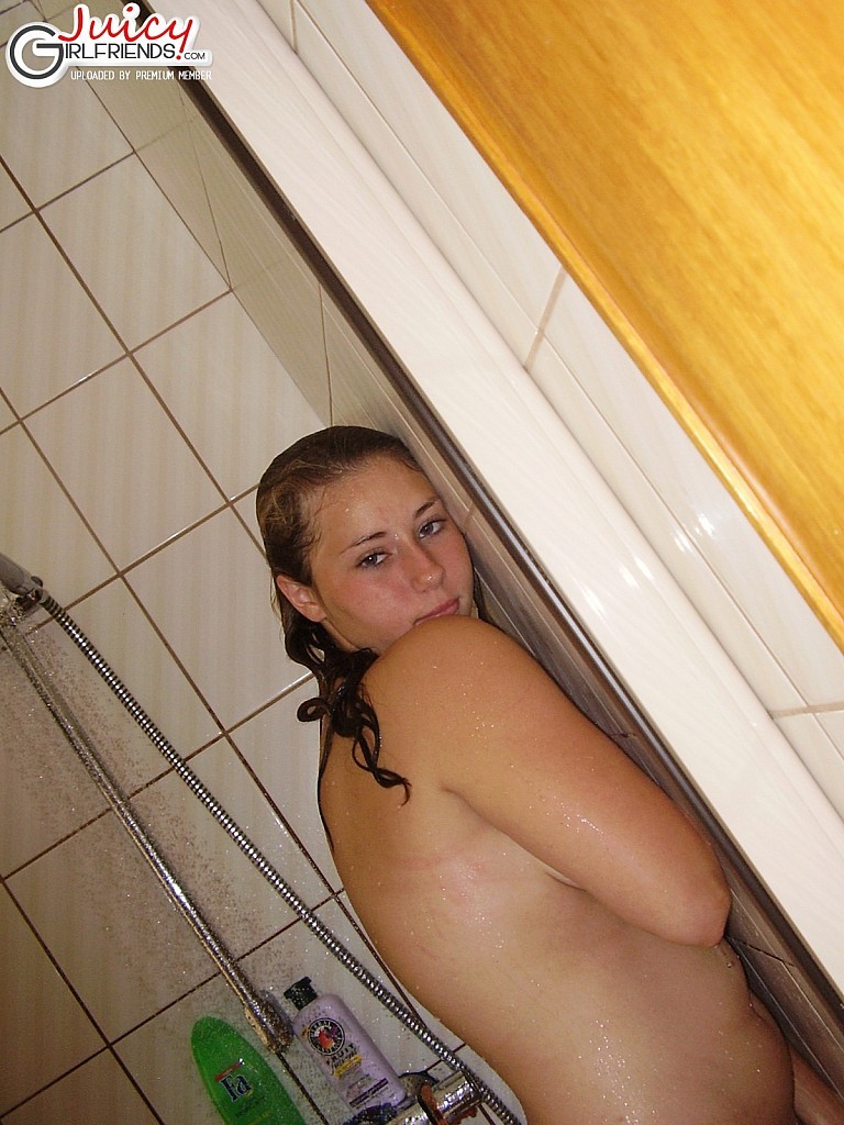 Chubby sexy Küken in der Dusche
 #67205400