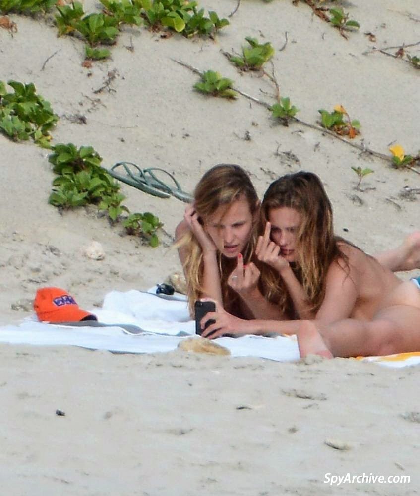 Deux superbes blondes se dénudent à la plage
 #72241315