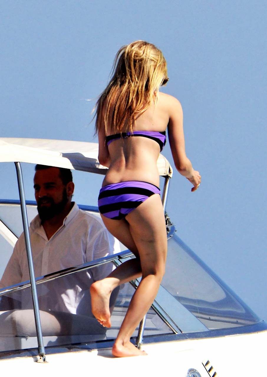 Avril Lavigne godendo su yacht ed esponendo cazzo sexy corpo bikini
 #75298436