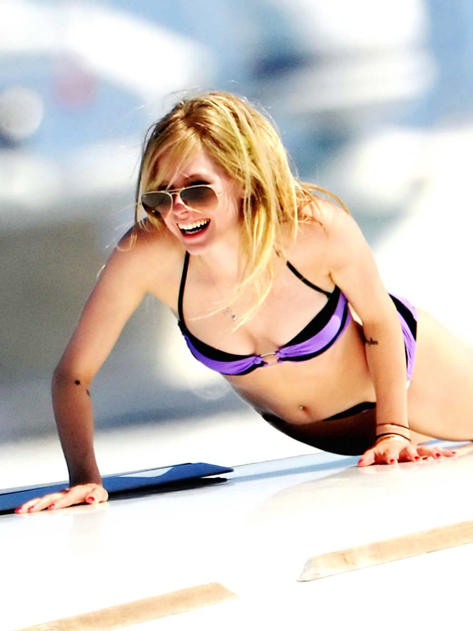 Avril lavigne s'amusant sur un yacht et exposant son putain de corps sexy en bikini
 #75298454