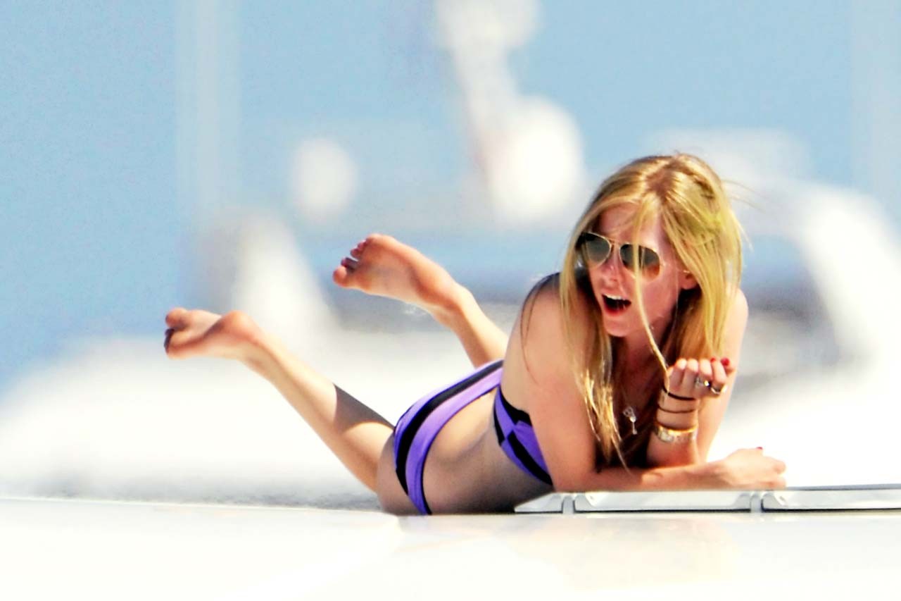 Avril Lavigne godendo su yacht ed esponendo cazzo sexy corpo bikini
 #75298466