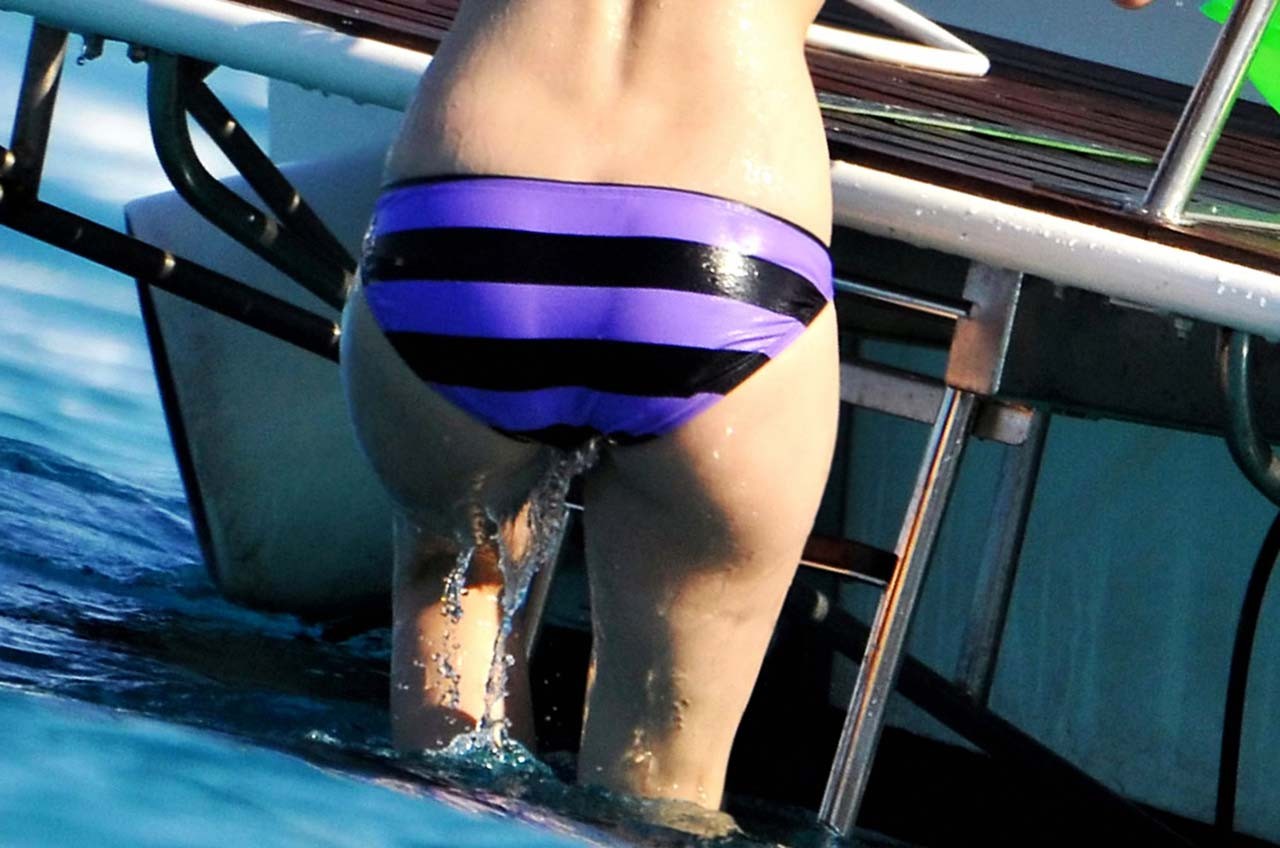 Avril Lavigne enjoying on yacht and exposing fucking sexy bikini body #75298473