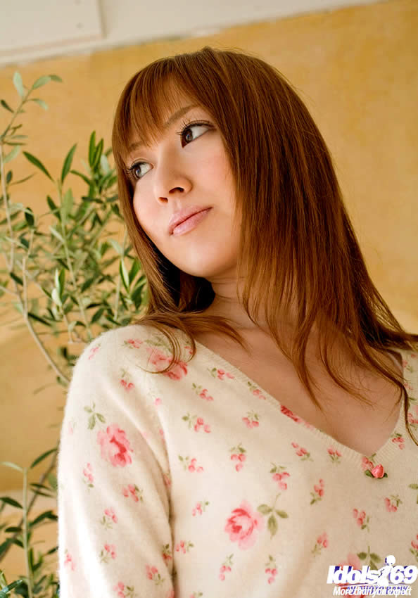 Asiatische Cutie zeigt ihren engen kleinen Körper
 #69642778