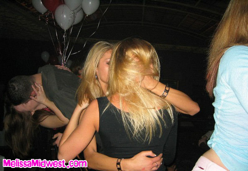 Melissa midwest che fa festa e pomicia con le ragazze
 #67130973