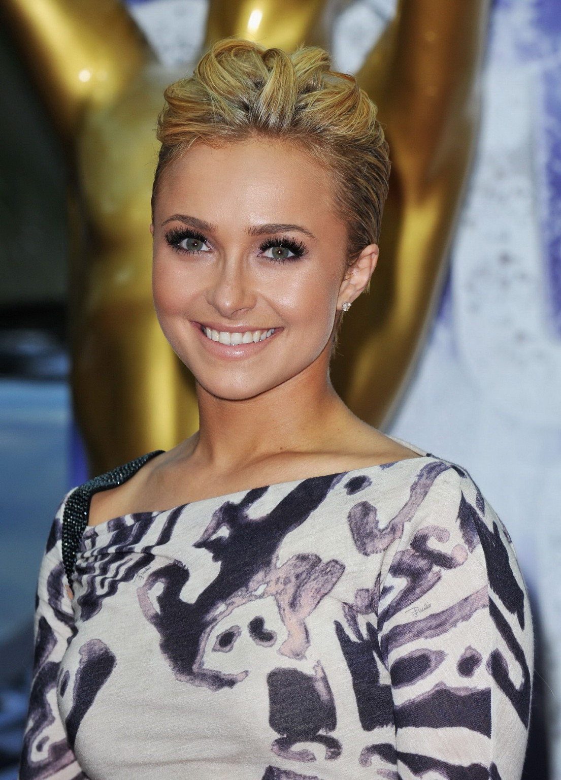 Hayden Panettiere leggy in skin tight mini dress at 2010 World Music Awards in M #75349365