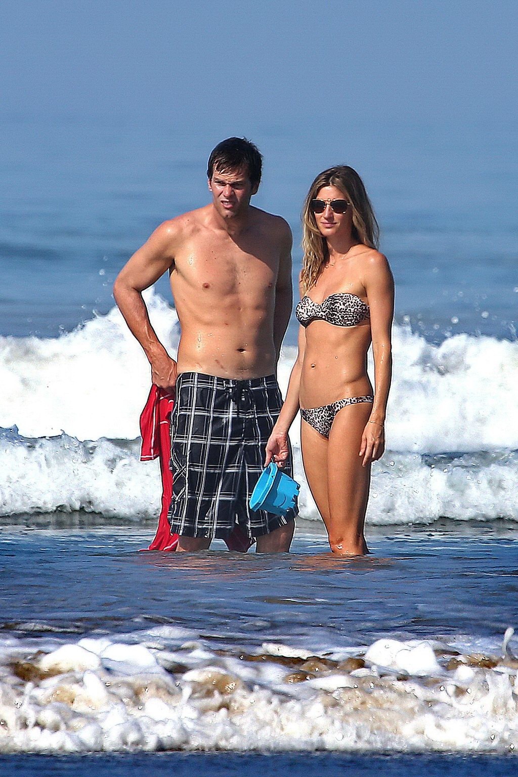 Gisele bundchen luciendo su cuerpo en bikini en una playa de costa rica
 #75200889