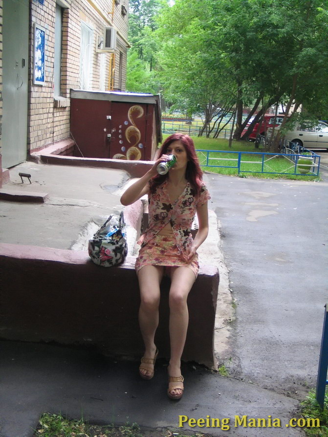 Chica alegre bebe en la calle y luego hace una meada en ella con valentía
 #76569025