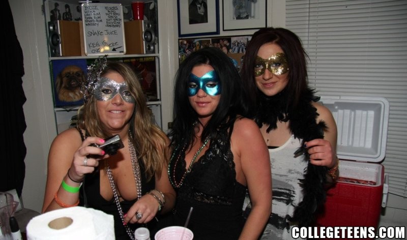 Heiße College-Mädchen werden wild und werden hart gehämmert, wenn sie auf einer Mardi Gras Party betrunken sind
 #67724022