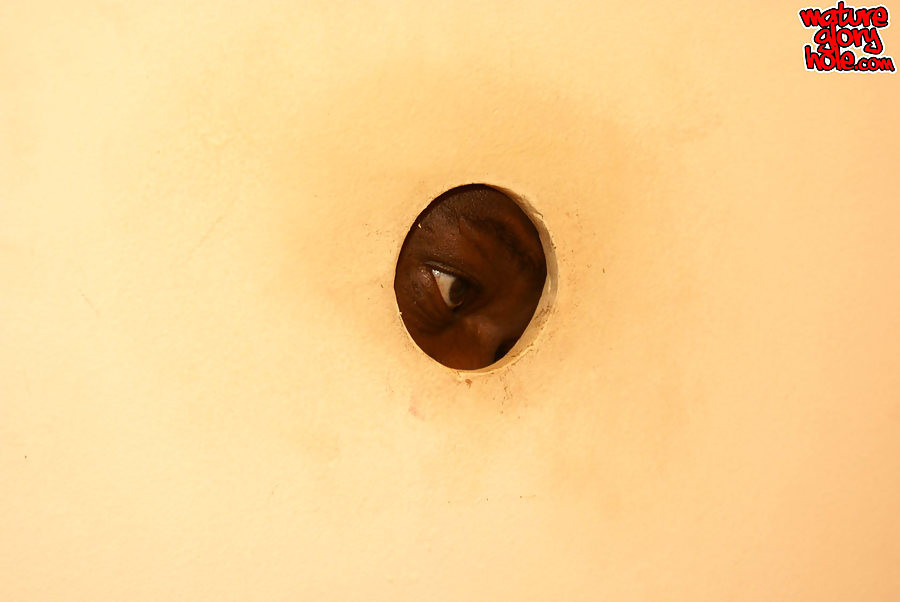 Blonde reife trifft ihren ersten großen schwarzen Schwanz an einem Glory Hole
 #78494326