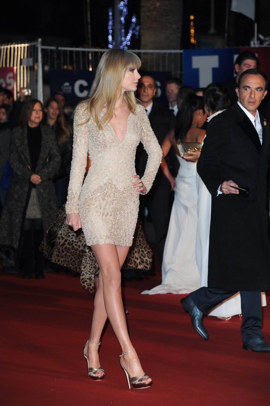 Taylor swift décolleté et jambes en mini robe moulante aux nrj music awards 2013. 
 #75242689