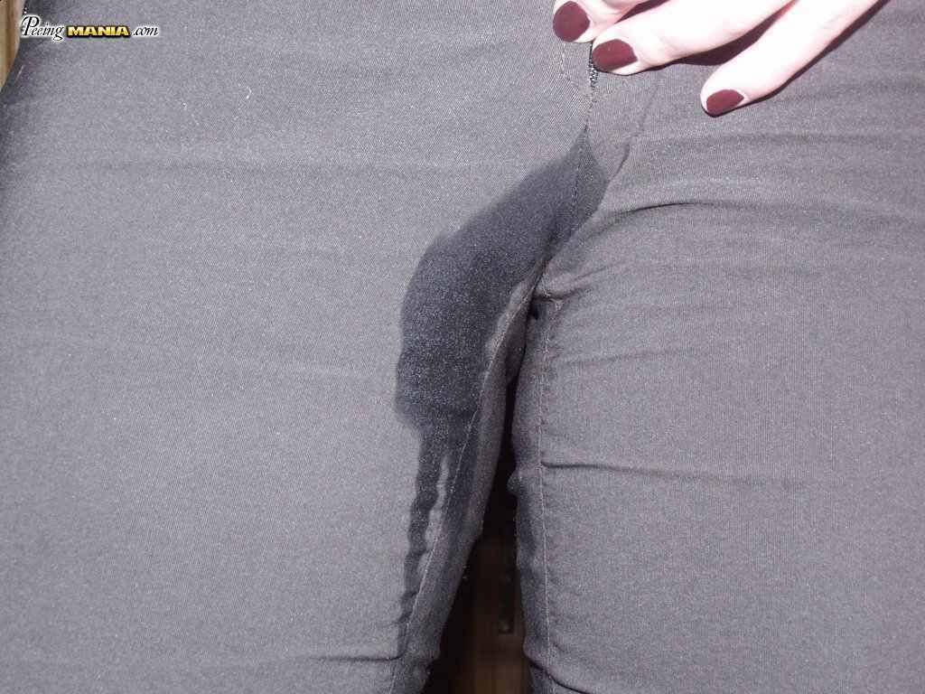 Betrunkene Hure pinkelt in ihre Hose
 #76586175