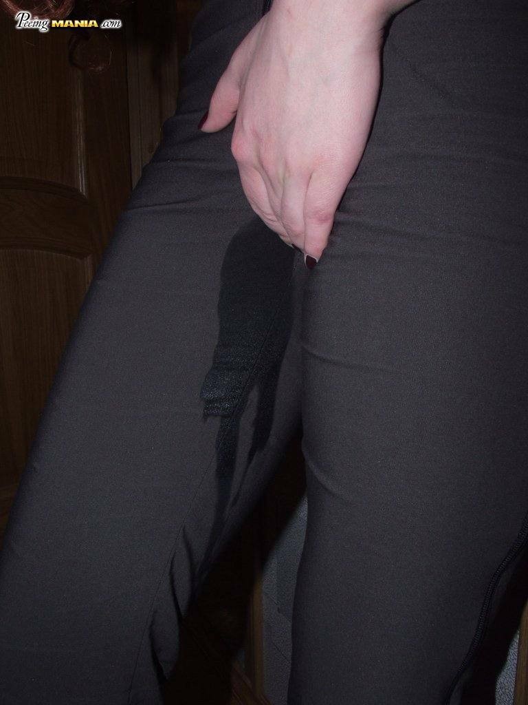 Betrunkene Hure pinkelt in ihre Hose
 #76586180