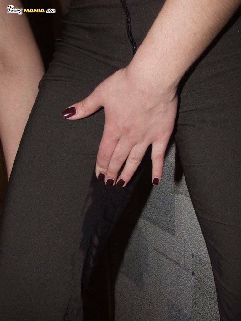 Betrunkene Hure pinkelt in ihre Hose
 #76586186