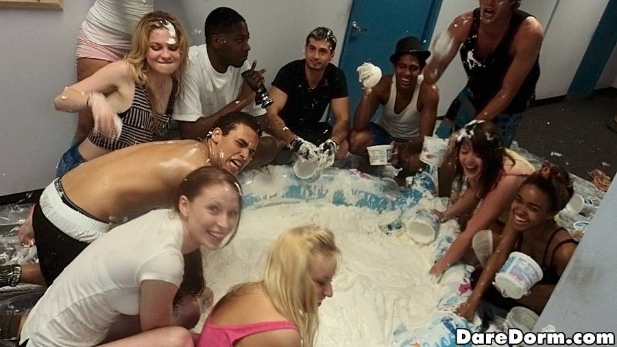 Chicas universitarias traviesas tomando una ducha en su dormitorio
 #75704039