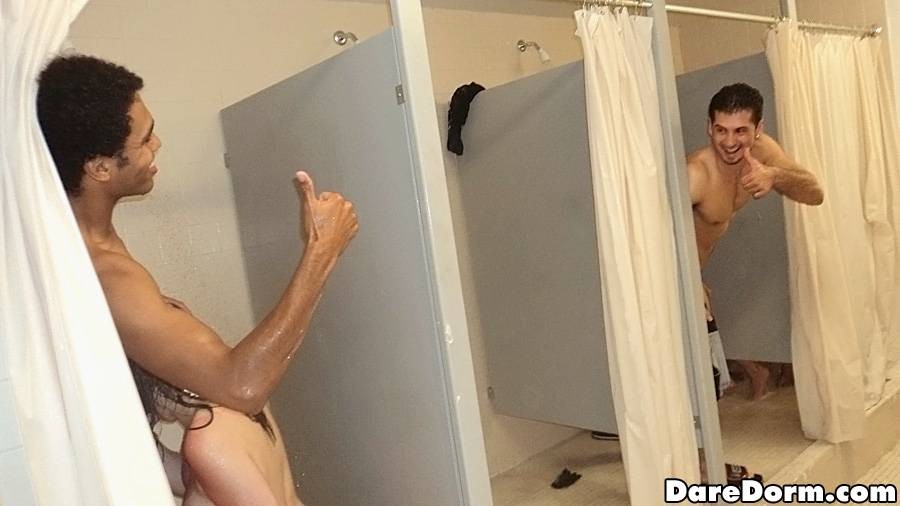 Collégiennes coquines prenant une douche dans leur dortoir
 #75704076