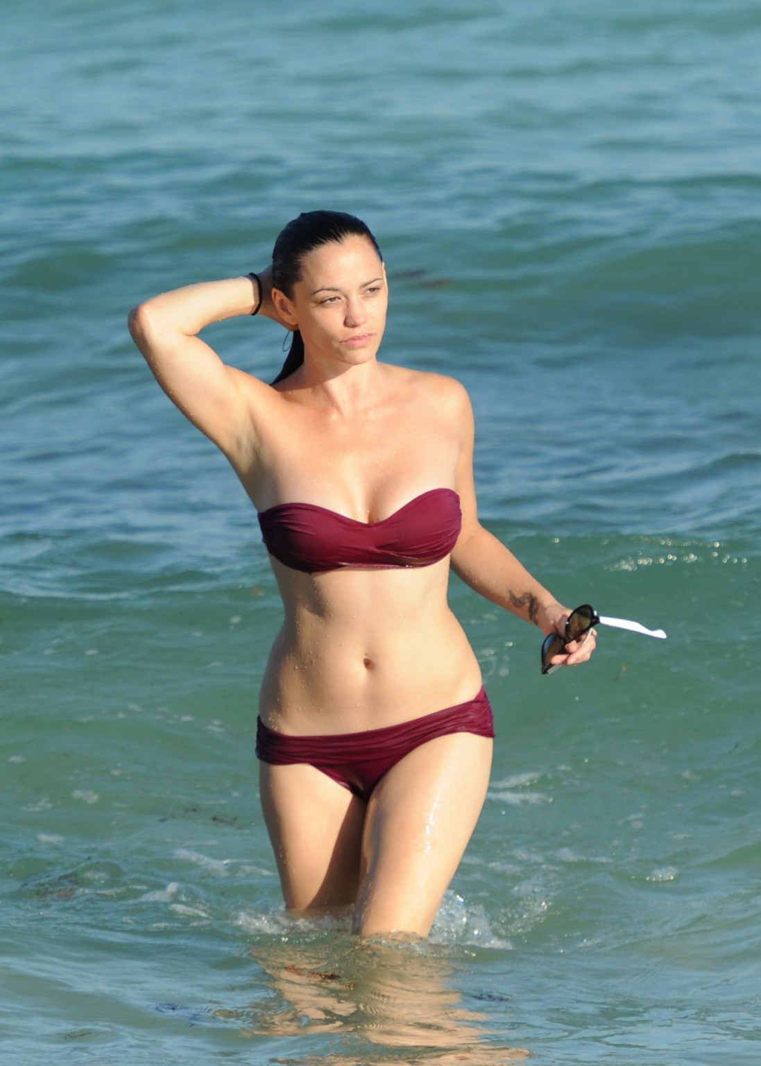 Jessica Sutta vollbusig im trägerlosen Bikini am Strand von Miami
 #75282053