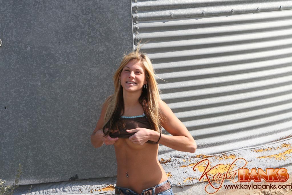 Rubia joven mostrando sus tetas al aire libre
 #78624993