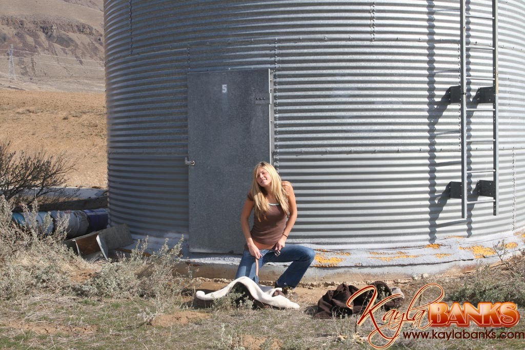 Rubia joven mostrando sus tetas al aire libre
 #78624999