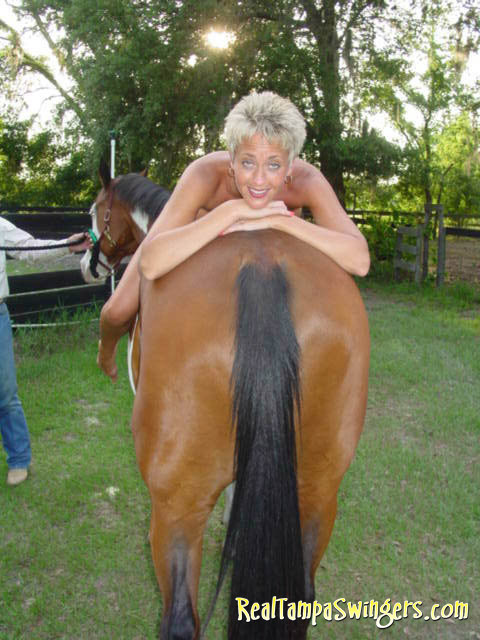 Sexy Fußball-Mutter Tracy nimmt Nacktfotos auf der Ranch eines Mitglieds
 #76781897