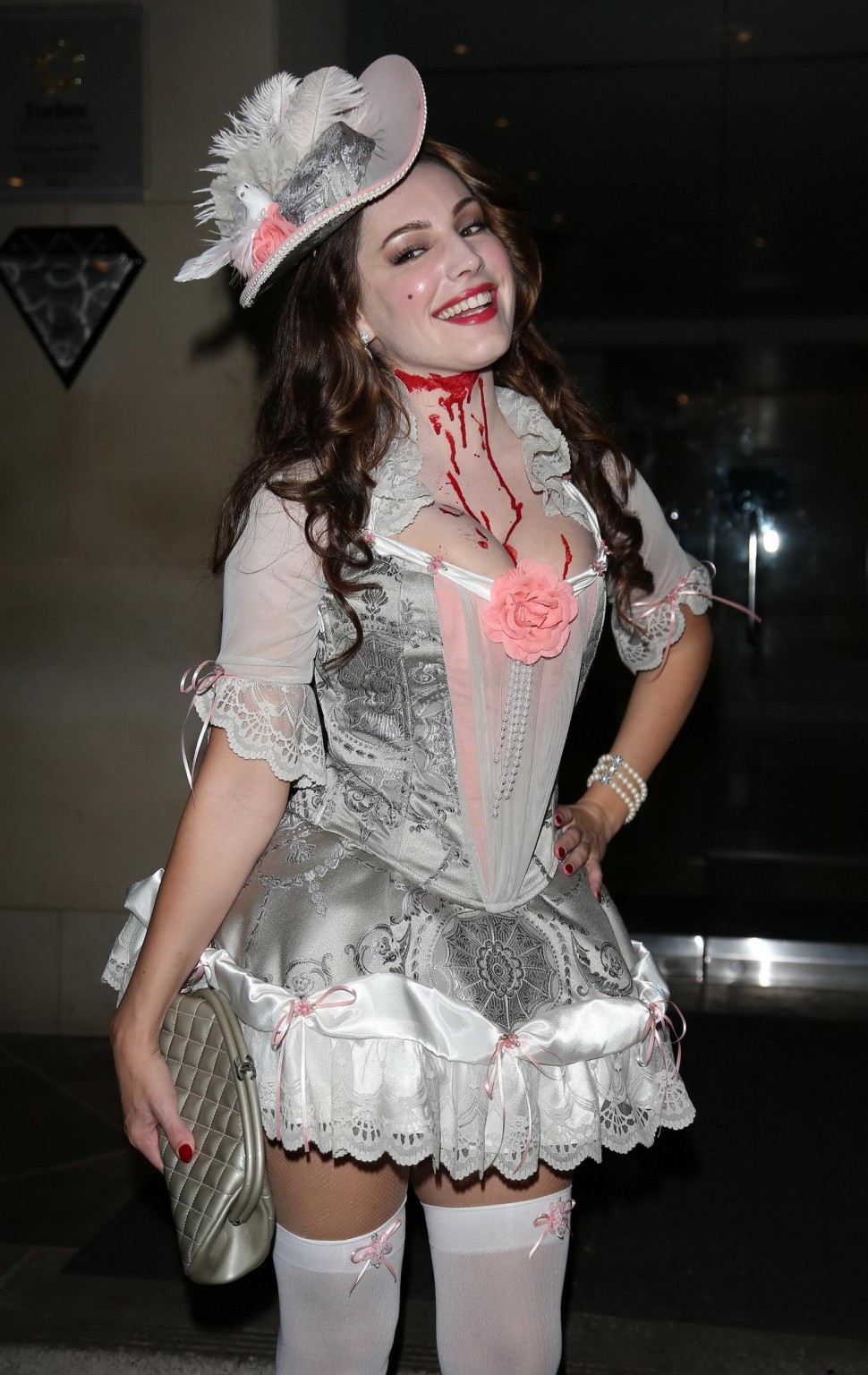 Kelly brook tetona con un disfraz de zorra para la fiesta de halloween de casamigos en 
 #75214704