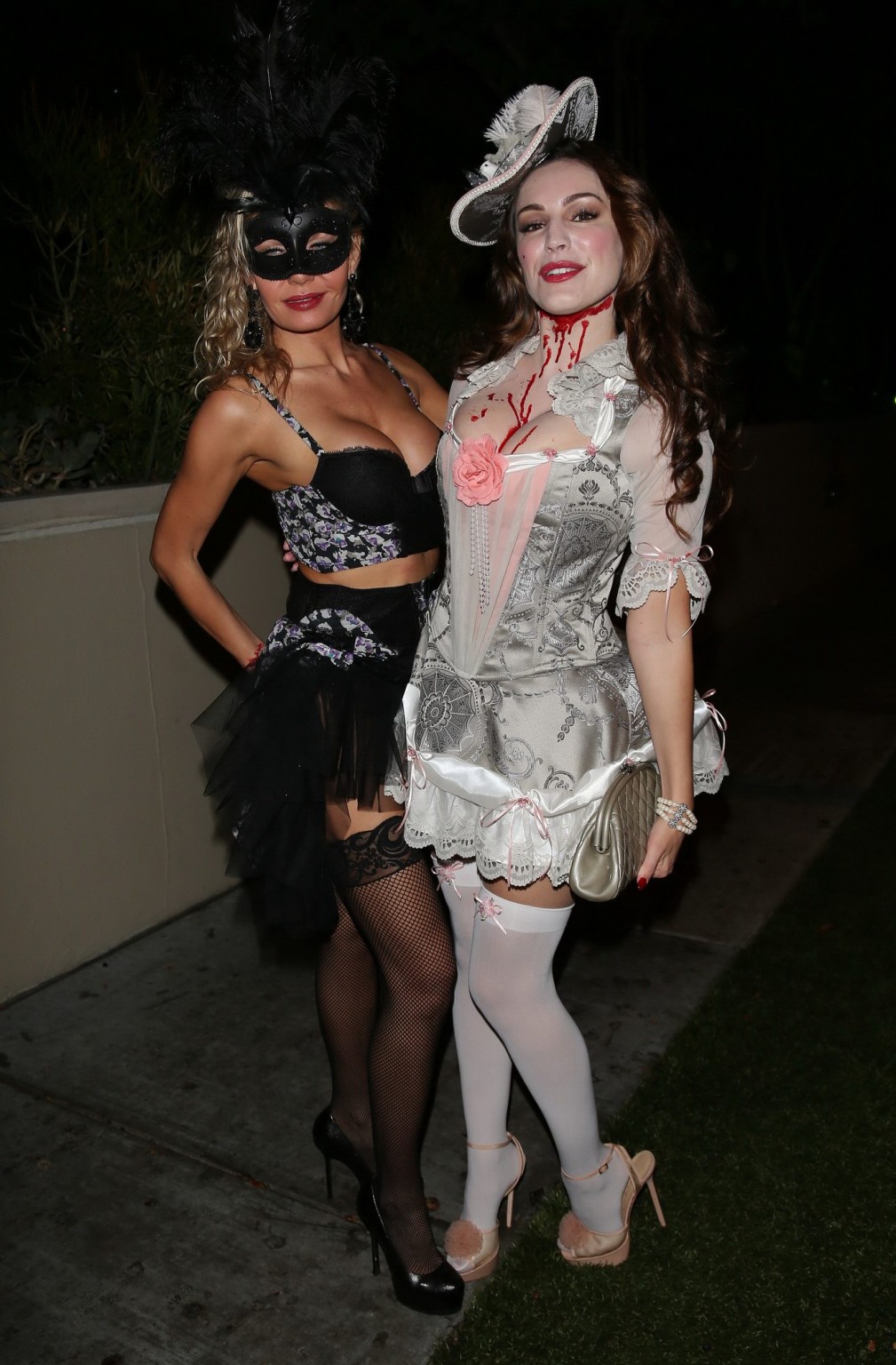 Kelly Brook busty che indossa un costume slutty per la festa di halloween di casamigos in 
 #75214757