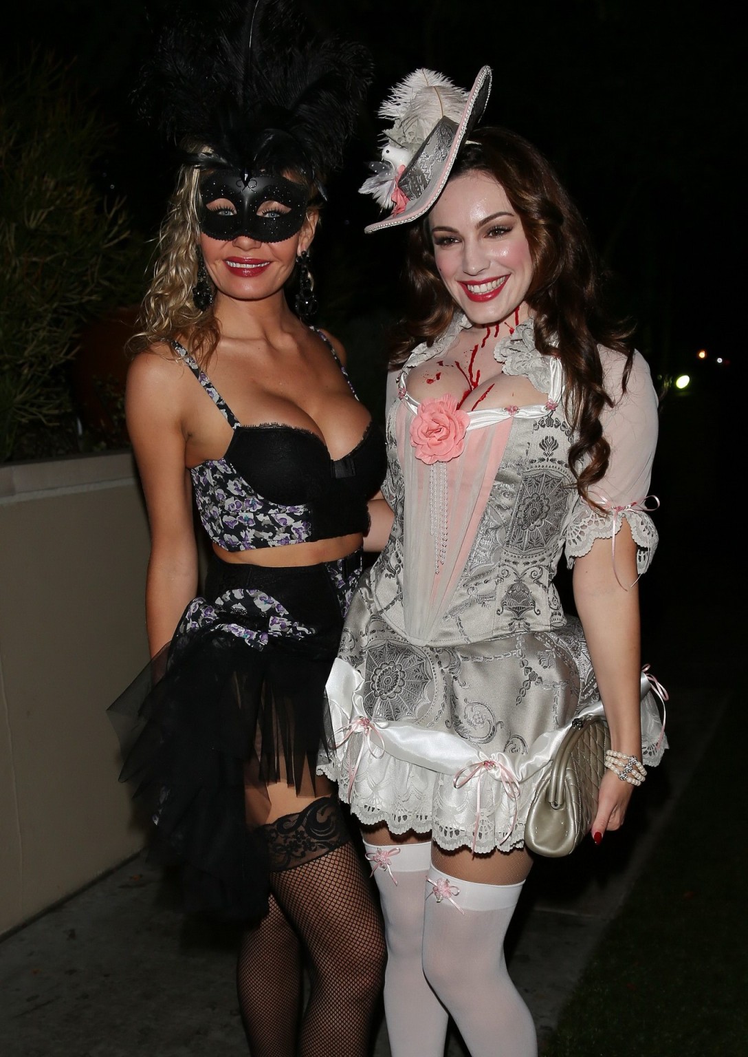 Kelly Brook busty che indossa un costume slutty per la festa di halloween di casamigos in 
 #75214771