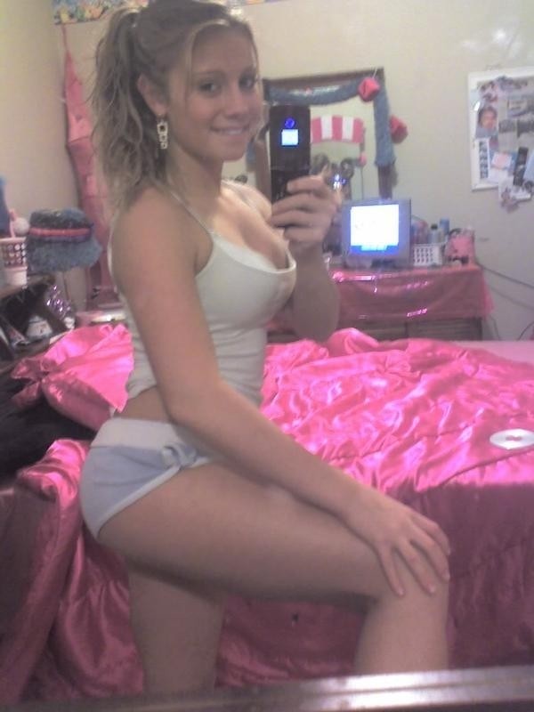 Amateur Babe posiert nackt mit Kamera
 #77066497